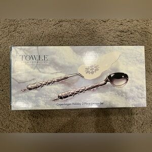 Copenhagen Holiday Snowflake Serving Set